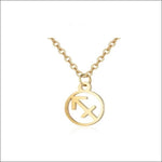 Een gouden ketting met een letter k erop