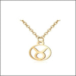 Een gouden ketting met een kleine letter erop