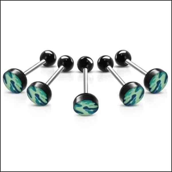 Een set van zes chirurgische piercings met camouflageprint in zwart en groen