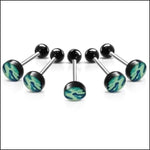 Een set van zes chirurgische piercings met camouflageprint in zwart en groen