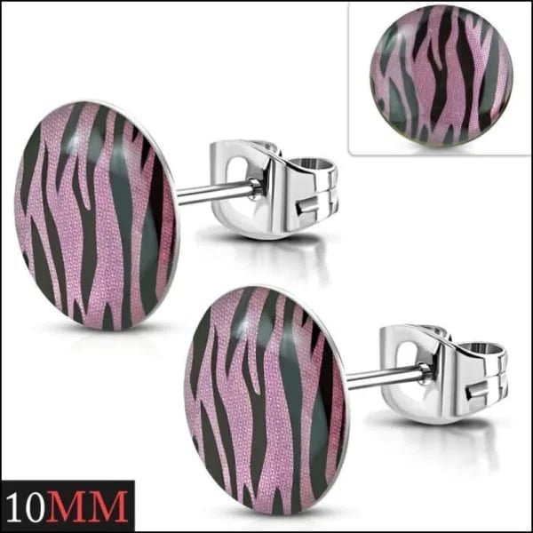 Een paar oorbellen met zebraprint en roze achtergrond