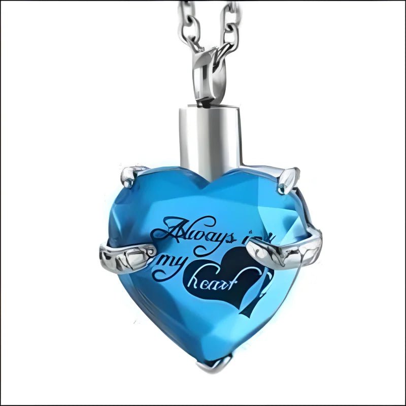 Een blauwe hartvormige ketting met een zilveren ketting