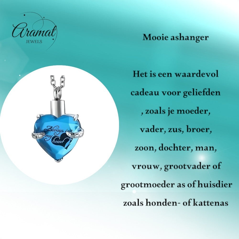 Een blauwe hartvormige ketting met een zilveren ketting