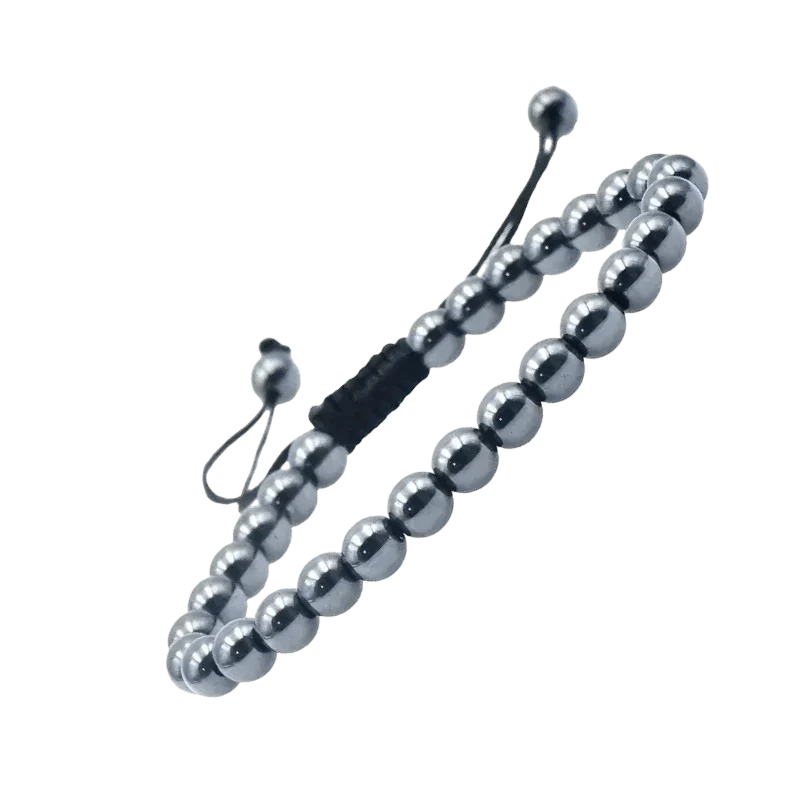 Een zwart met zilveren kralen armband met een zwart koord