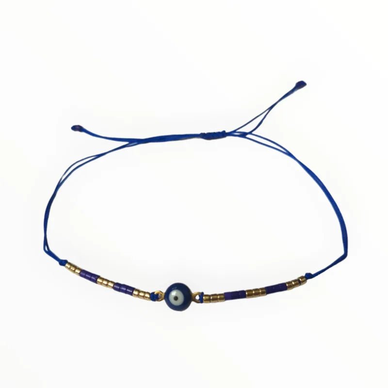 Een blauwe armband met een gouden bea en een blauw koord