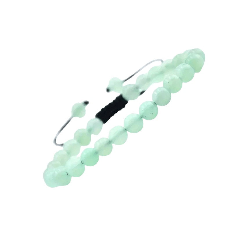 Een armband met groene jade kralen
