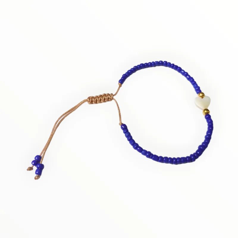 Een blauwe bea armband met een gouden sluiting