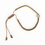 Een gouden en witte bea armband