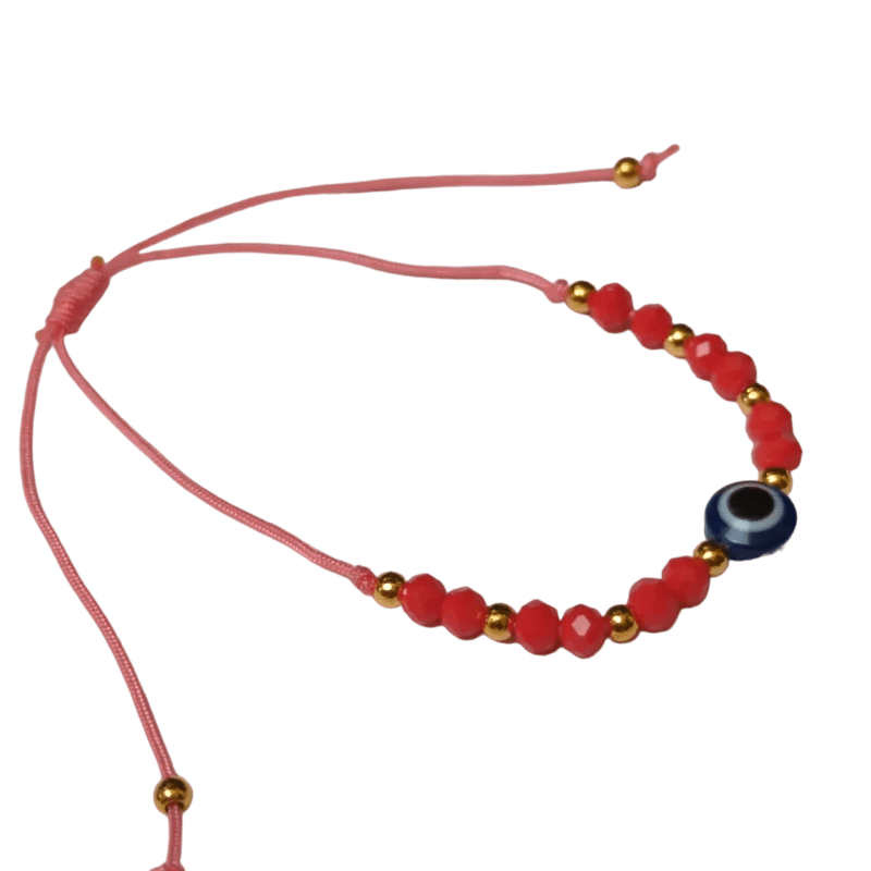 Een rode en blauwe armband met gouden kralen
