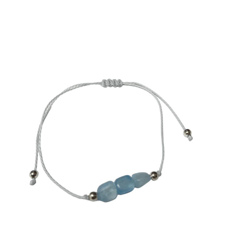 Een armband met een blauwe glazen bea en zilveren kralen