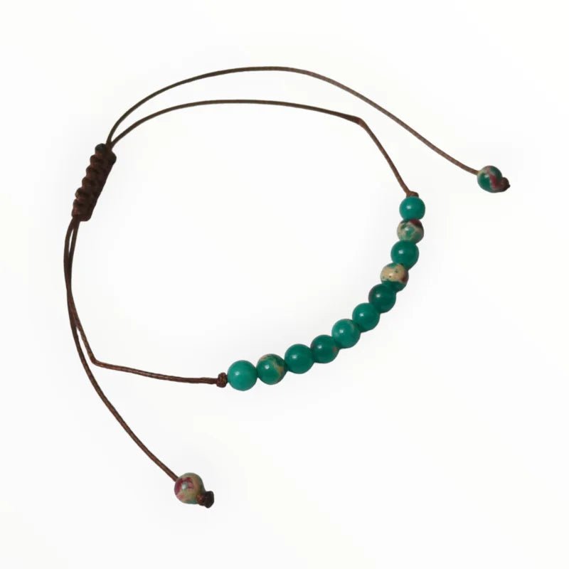 Een groene jade bea armband met een bruin koord