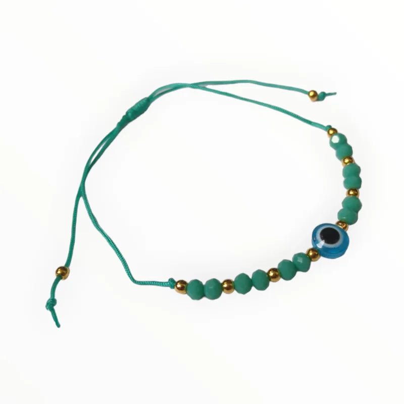 Een armband met een blauwe en groene bea