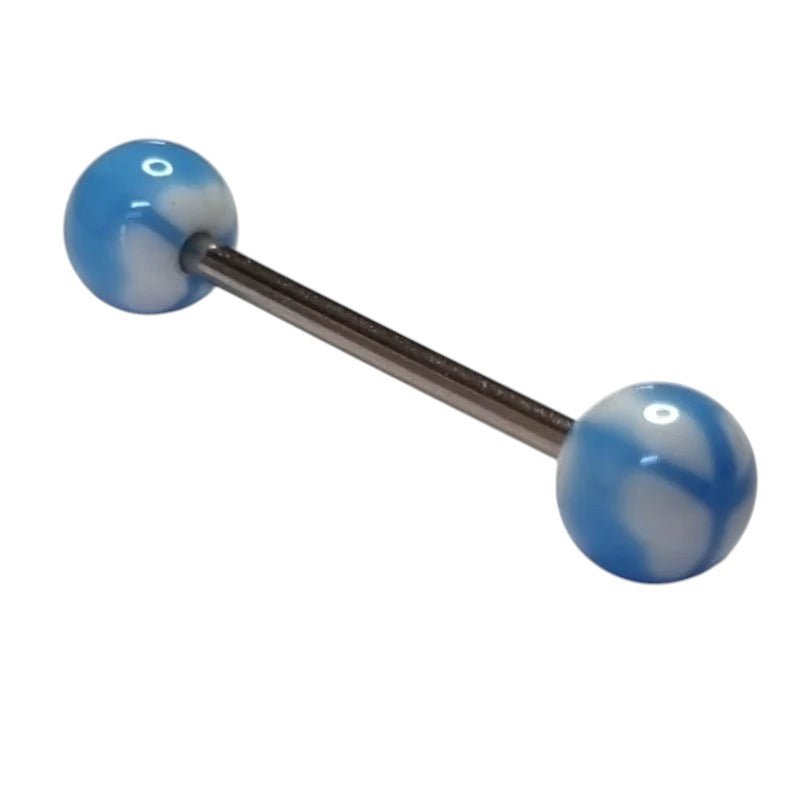 Een paar blauwe glazen bollen op een witte achtergrond