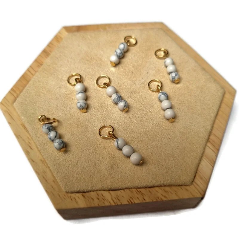 Een houten doos met een set ringen