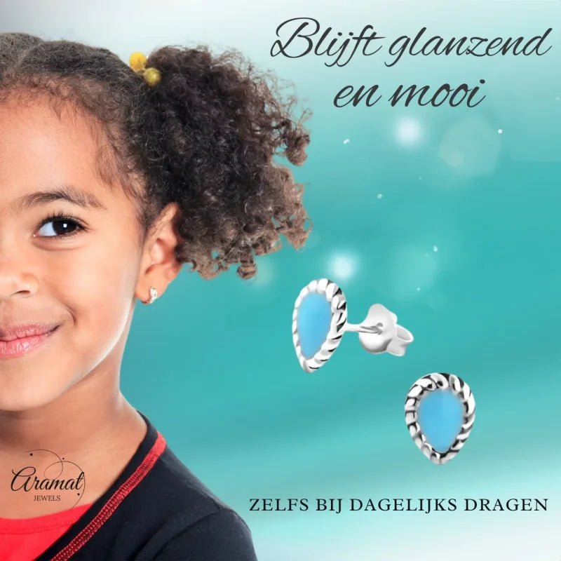 Turquoise oorbellen in de vorm van een druppel.