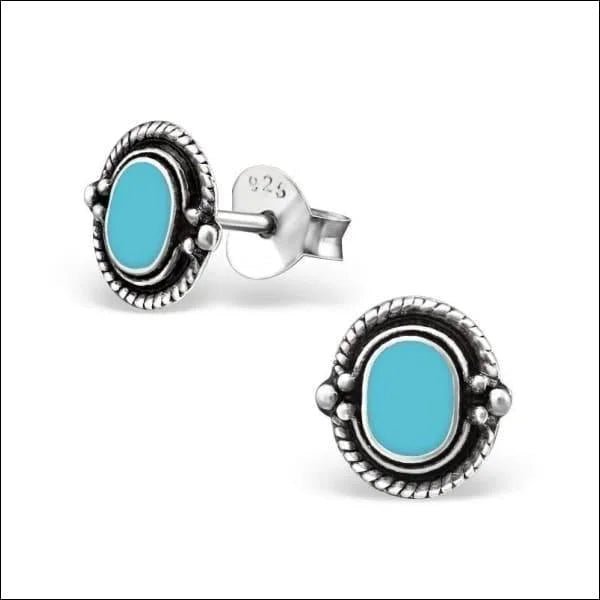 Een paar turquoise oorbellen met zilveren knopjes