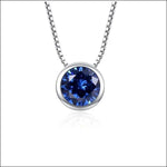 Een halsketting met blauwe saffier en een bolletjesketting