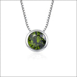 Een groene ketting met een ronde hanger