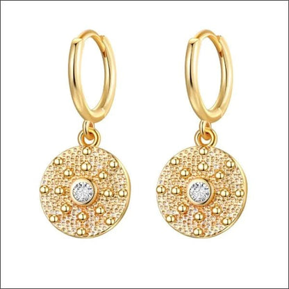 Een paar gouden oorbellen met diamanten