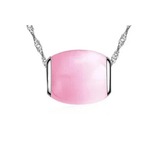 Een hanger van roze jade met een diamanten accent
