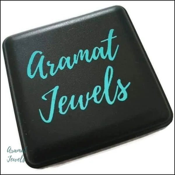 Een zwarte doos met blauwe letters erop