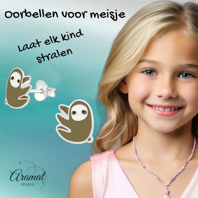 Lepelvormige oorbellen en ketting.