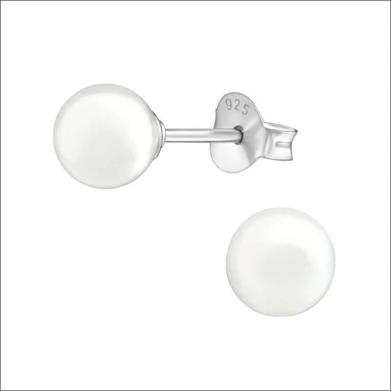 Een paar witte glazen oorbellen