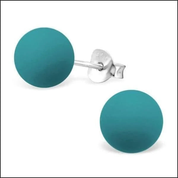 Een paar turquoise gekleurde ballen op een witte achtergrond