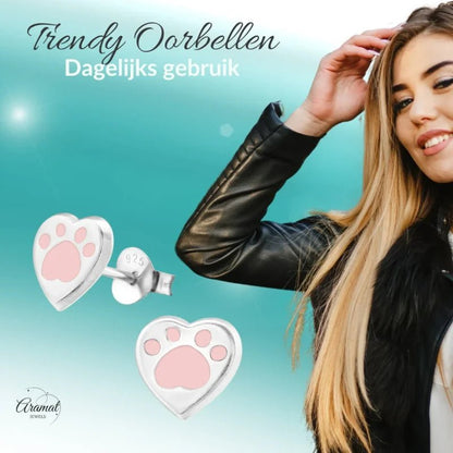Hartvormige oorbellen met pootafdruk.