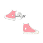 Roze hoge sneaker oorbellen met witte sterren en bies.