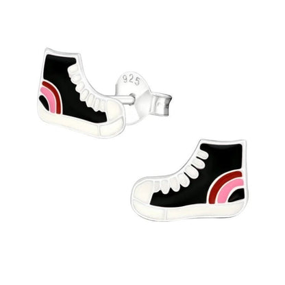 Een paar zwart-witte schoenen met roze accenten