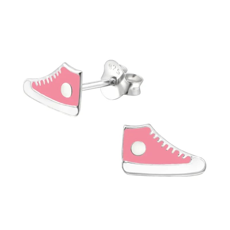 Roze en witte high-top sneaker oorbellen met zilveren pootjes.