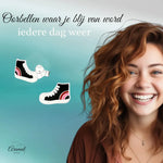 Oorbellen in de vorm van een sneaker.