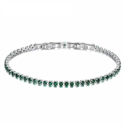 Een armband met smaragdgroene stenen