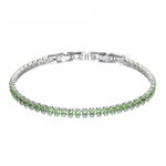 Een armband met groene en witte stenen