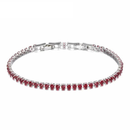 Een armband met rode stenen