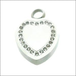 Een hartvormige hanger met kristallen