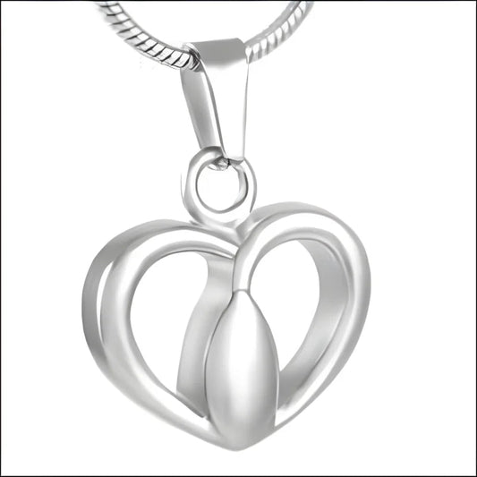 Een zilveren hanger met een zilveren hart eraan