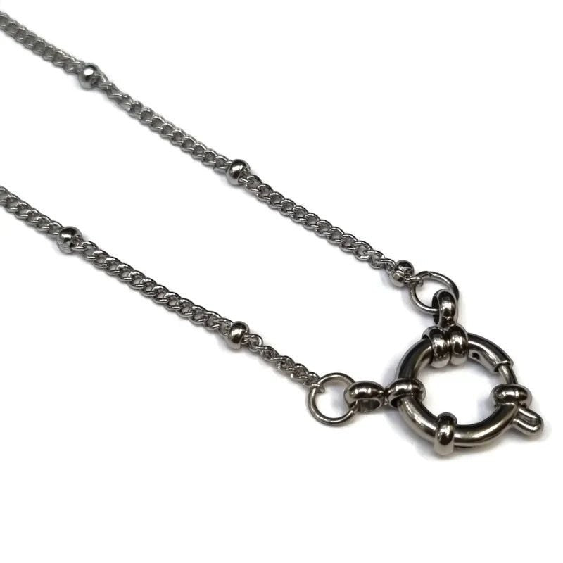 Een ketting met een hart erop
