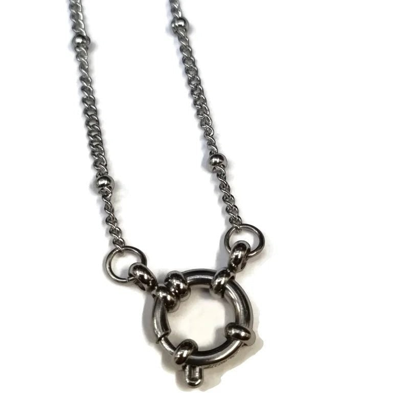 Een ketting met een hart erop