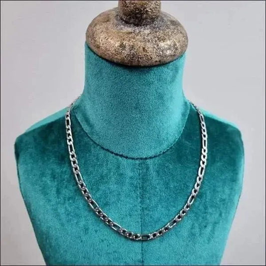 Een close-up van een etalagepop met een ketting eraan
