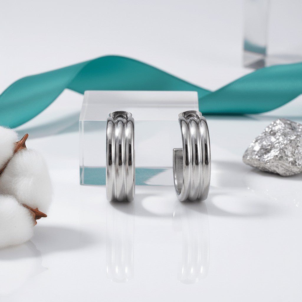 Zilverkleurige Halve RVS Oorringen met Streeprelief 23x7mm - Aramat Jewels - Oorringen - cadeautip