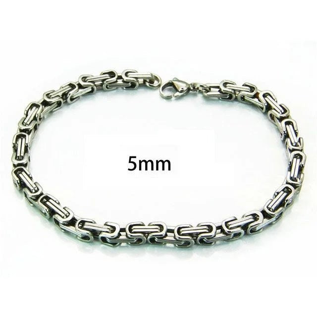 Een zilveren armband met een schakelketting
