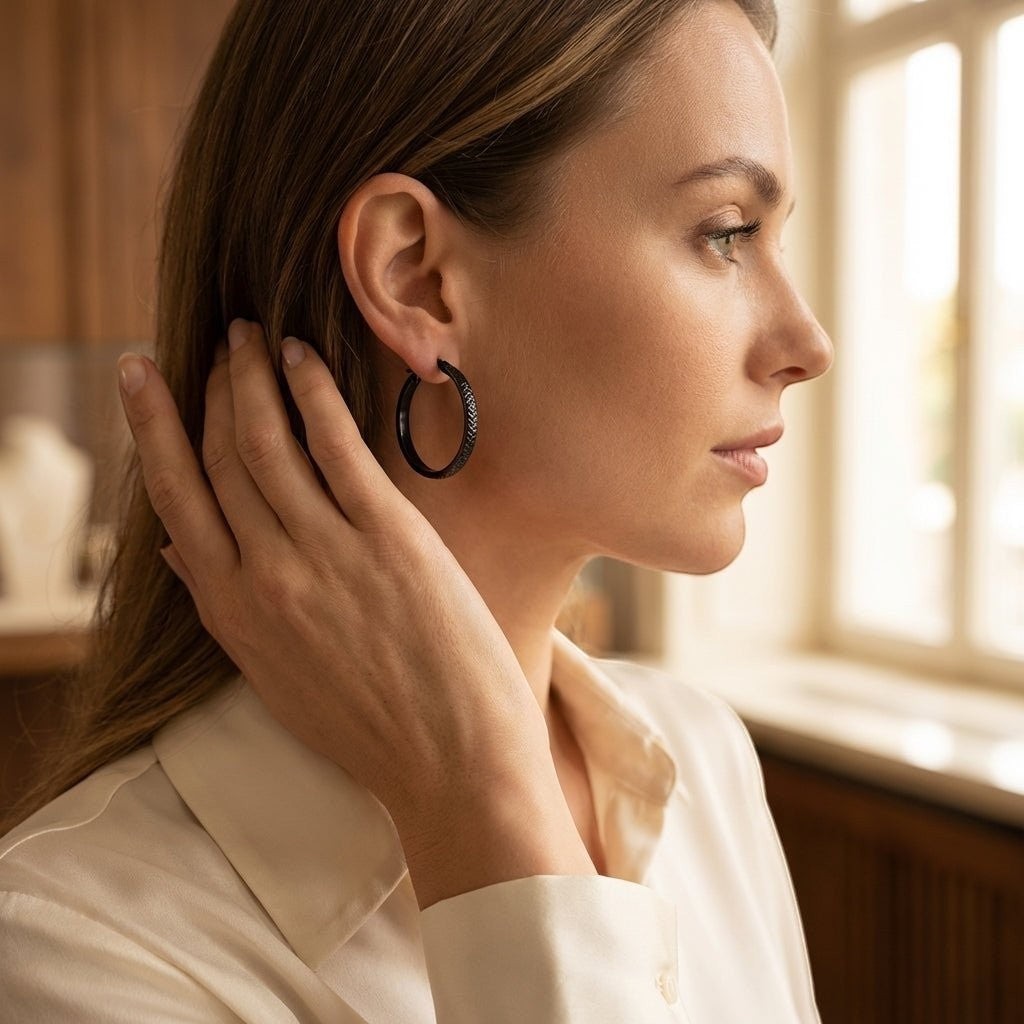 Zwarte RVS Oorringen met Puntjes Motief 25mm - Aramat Jewels - Oorringen - cadeautip