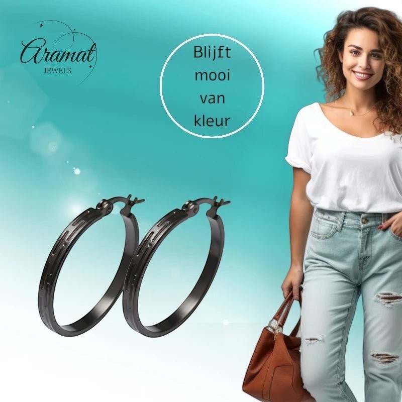 Zwarte RVS Oorringen met Streepjes Motief - 30 mm - Aramat Jewels - Oorringen - cadeautip