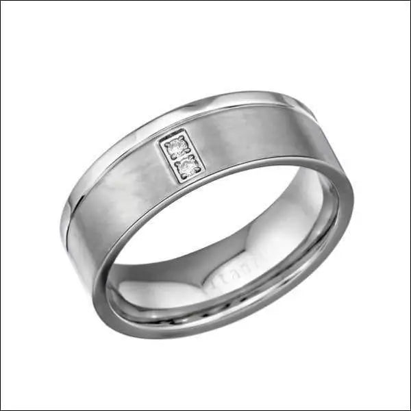 Titanium Ring Met Princess Cut Diamant En Zirkonia Steentjes.